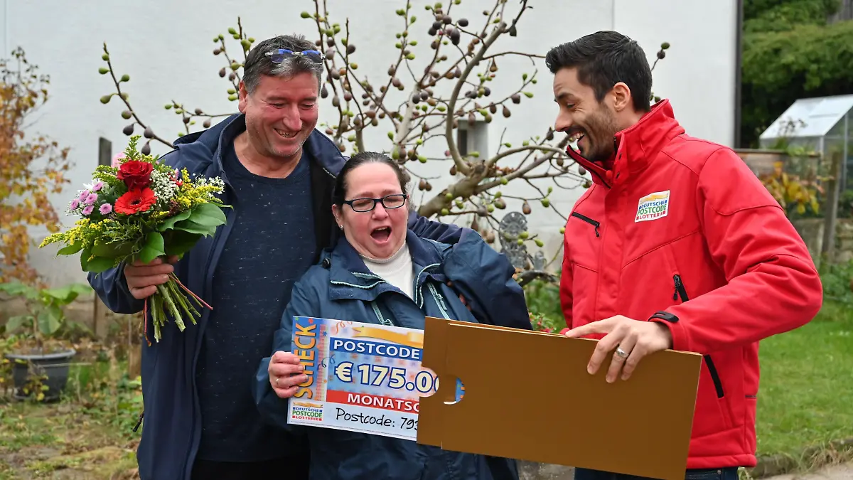 Elke und ihr Mann Qemail gewinnen mit drei Losen 525.000 Euro beim Monatsgewinn der deutschen Postcode Lotterie im November - 175.000 Euro pro Los. / Weiterer Text über ots und www.presseportal.de/nr/41583 / Die Verwendung dieses Bildes ist für redaktionelle Zwecke unter Beachtung ggf. genannter Nutzungsbedingungen honorarfrei. Veröffentlichung bitte mit Bildrechte-Hinweis.