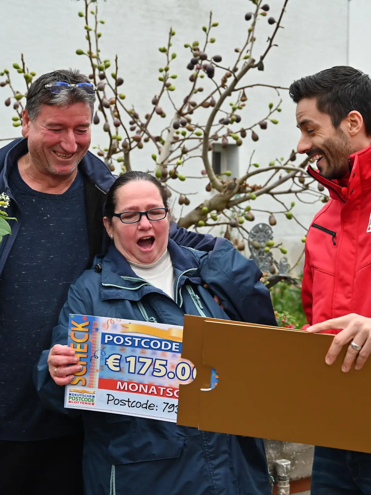 Elke und ihr Mann Qemail gewinnen mit drei Losen 525.000 Euro beim Monatsgewinn der deutschen Postcode Lotterie im November - 175.000 Euro pro Los. / Weiterer Text über ots und www.presseportal.de/nr/41583 / Die Verwendung dieses Bildes ist für redaktionelle Zwecke unter Beachtung ggf. genannter Nutzungsbedingungen honorarfrei. Veröffentlichung bitte mit Bildrechte-Hinweis.