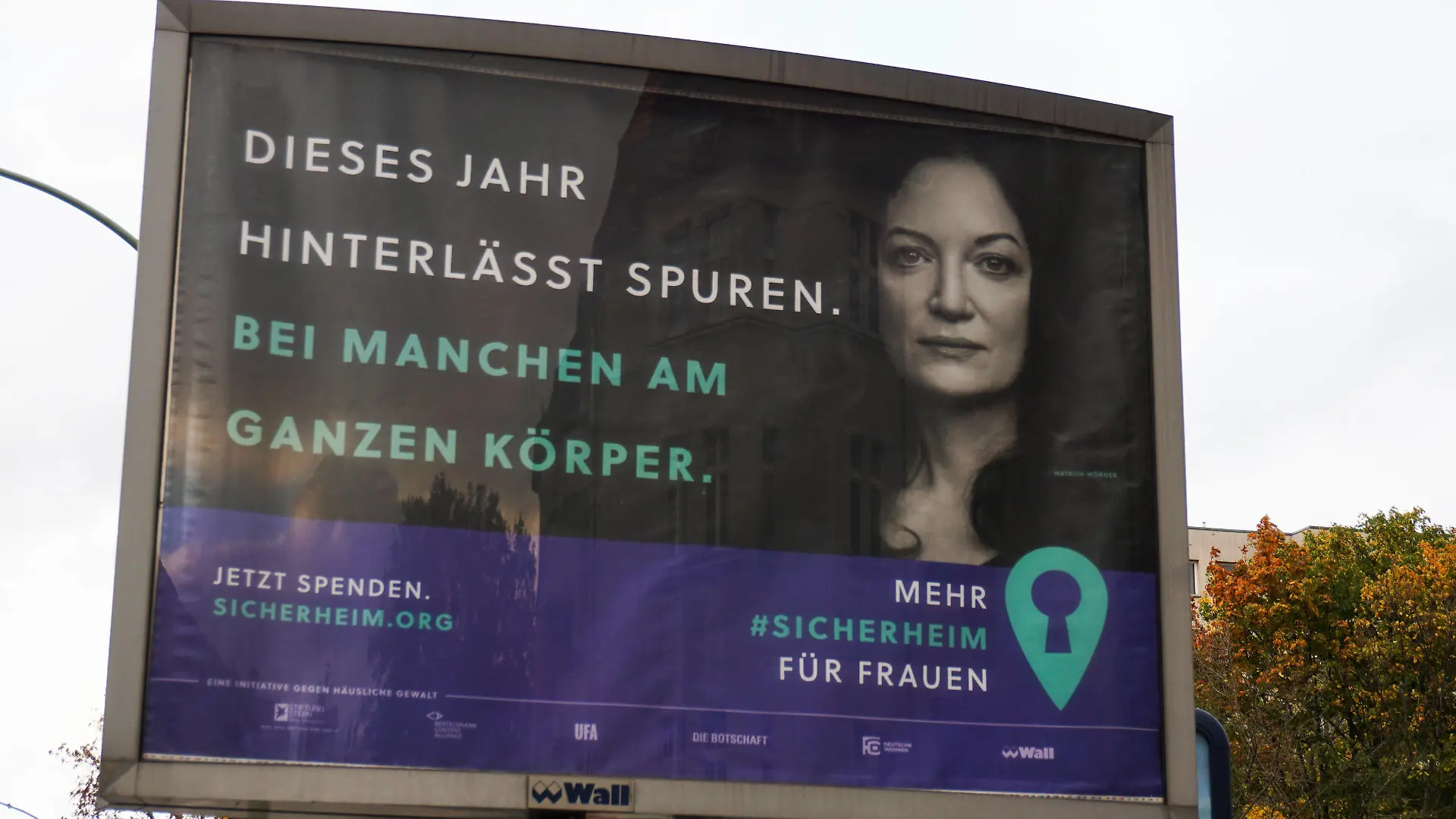 plakathinweis auf gewalt in der familie gegen frauen und kinder,Schauspielerin Natalia Wörner setzt sich mit ihrer Kampagne sicherheim gegen häusliche Gewalt gegen Frauen ein. plakathinweis auf gewalt in der familie gegen frauen und kinder,Schauspielerin Natalia Wörner setzt sich mit ihrer Kampagne sicherheim gegen häusliche Gewalt gegen Frauen ein. *** poster reference to violence in the family against women and children,Actress Natalia Wörner campaigns against domestic violence against women with her campaign sicherheim safe haven,Actress Natalia Wörner campaigns against domestic violence against women with her campaign sicherheim safe haven