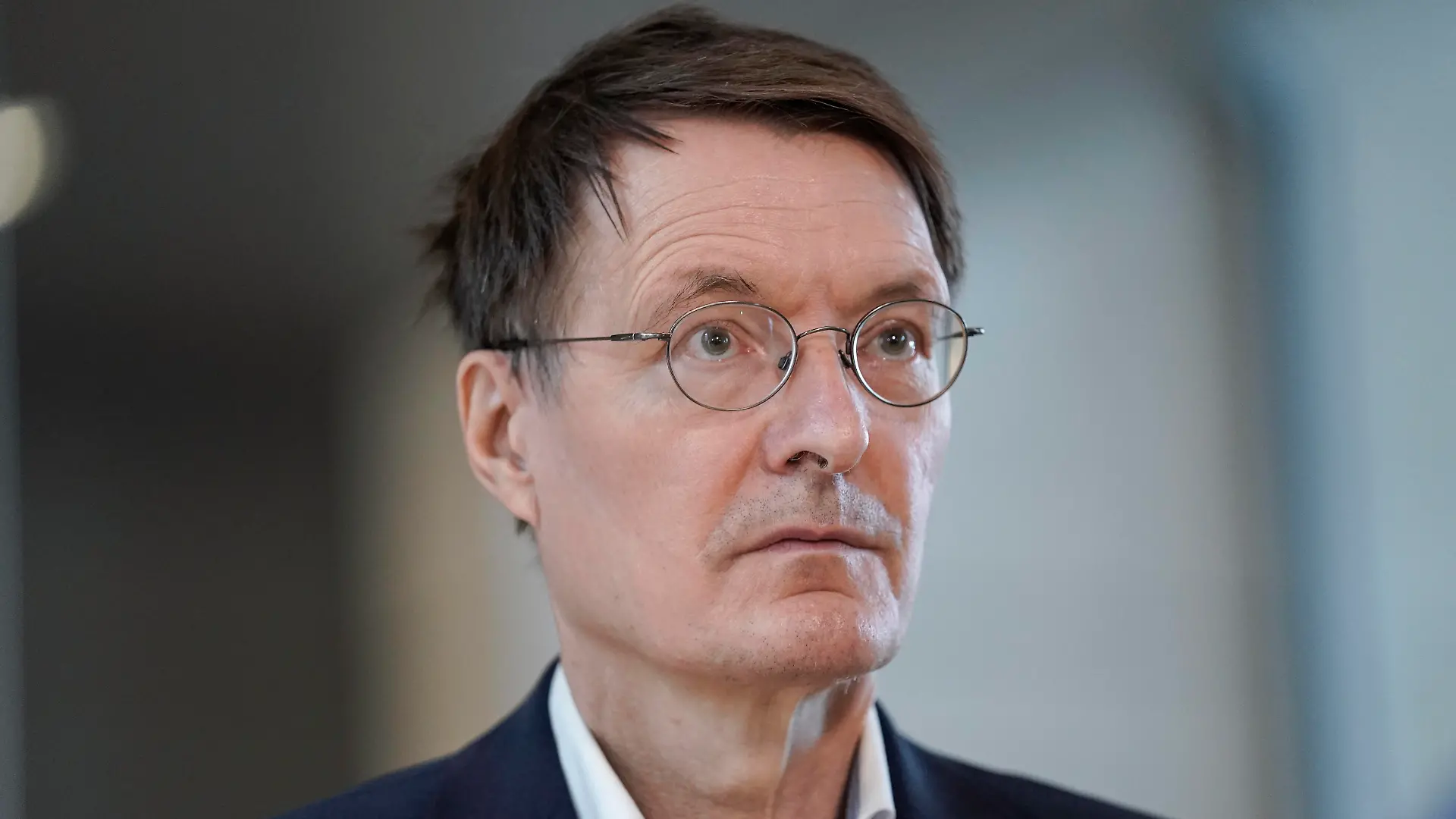 3. Bundestagssitzung und Debatte in Berlin Aktuell,18.11.2021 Berlin, Prof. Dr. Karl Lauterbach von der Partei SPD im Portrait beim Fernsehinterview in der Westlobby bei der 3. Sitzung des Deutschen Bundestag in Berlin Berlin Berlin Deutschland *** 3 Bundestag session and debate in Berlin Aktuell,18 11 2021 Berlin, Prof Dr Karl Lauterbach of the SPD party in portrait during television interview in the West lobby at the 3 session of the German Bundestag in Berlin Berlin Germany