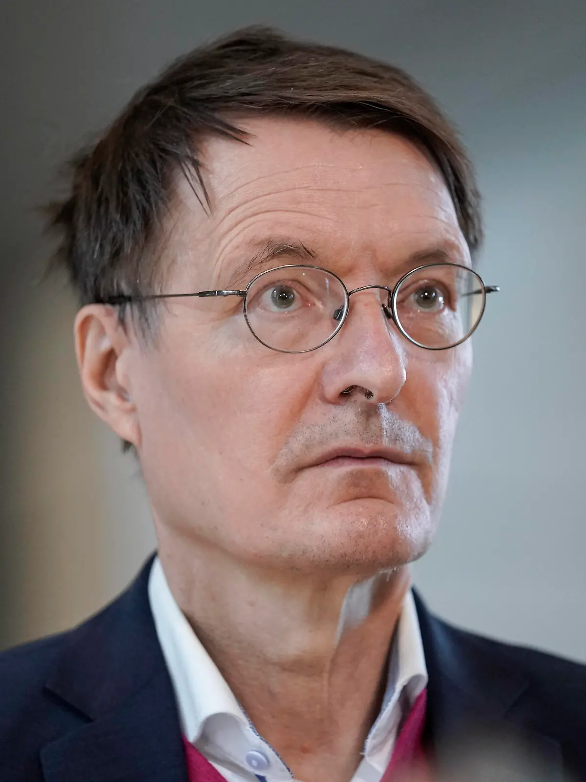  3. Bundestagssitzung und Debatte in Berlin Aktuell,18.11.2021 Berlin, Prof. Dr. Karl Lauterbach von der Partei SPD im Portrait beim Fernsehinterview in der Westlobby bei der 3. Sitzung des Deutschen Bundestag in Berlin Berlin Berlin Deutschland *** 3 Bundestag session and debate in Berlin Aktuell,18 11 2021 Berlin, Prof Dr Karl Lauterbach of the SPD party in portrait during television interview in the West lobby at the 3 session of the German Bundestag in Berlin Berlin Germany
