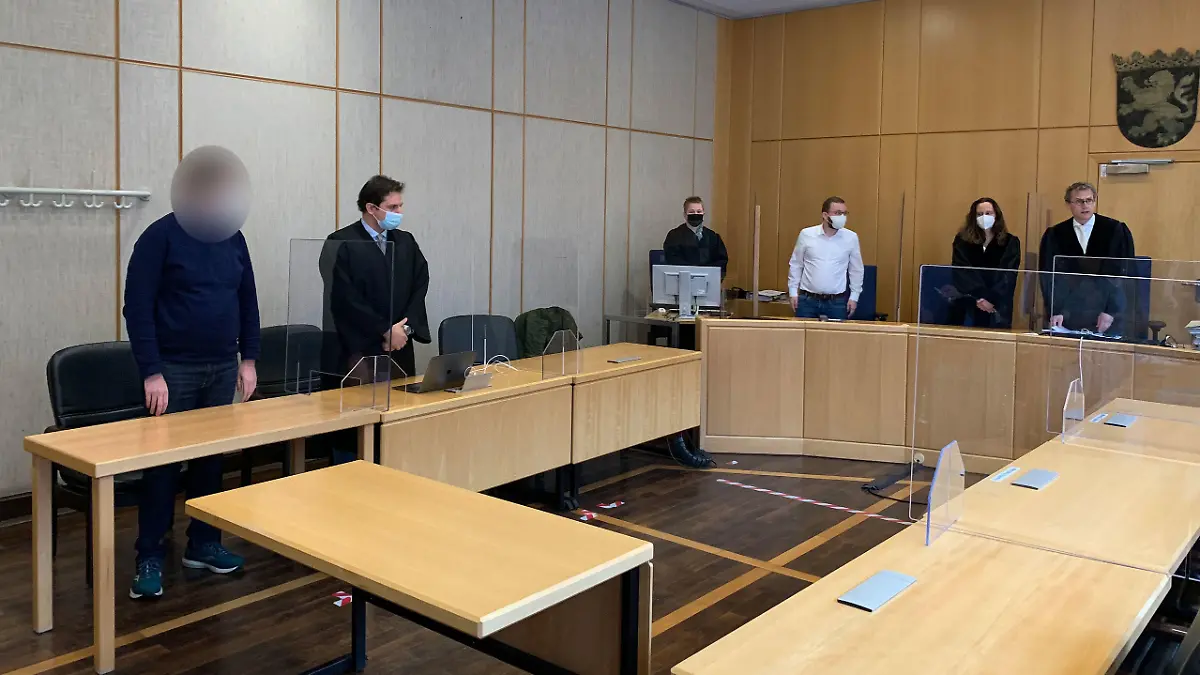 Der Angeklagte (links) neben seinem Verteidiger im Gerichtssaal in Frankfurt.
