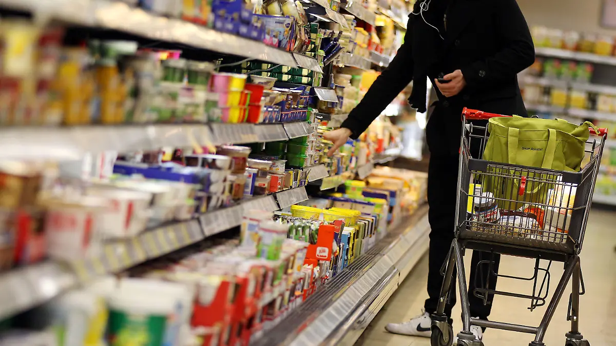 ARCHIV - Ein Kunde steht am 13.02.2012 in Köln in einem Supermarkt am Kühlregal. Die Inflation in Deutschland schwächt sich weiter ab. Erstmals seit Dezember 2010 sank die Teuerungsrate im Mai wieder unter die kritische Marke von 2 Prozent. Foto: Oliver Berg dpa (zu dpa Inflation weiter auf dem Rückzug: 1,9 Prozent« vom 29.05.2012) +++(c) dpa - Bildfunk+++