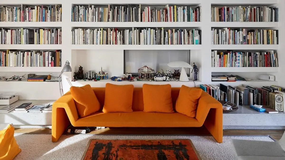 Innenansicht des Wohnbereits von "Atelier M" - ein Wohnhaus mit Foto-Atelier - des Architekten Armando Ruinelli fotografiert am 9. Januar 2020 in Soglio, Kanton Graubuenden. (KEYSTONE/Christian Beutler)