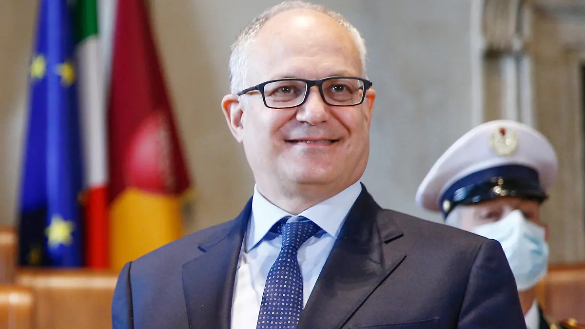 21.10.2021, Italien, Rom: Roms neuer Bürgermeister Roberto Gualtieri lächelt, während der Amtsübergabe durch seine Amtsvorgängerin Raggi. Foto: Cecilia Fabiano/LaPresse via ZUMA Press/dpa +++ dpa-Bildfunk +++