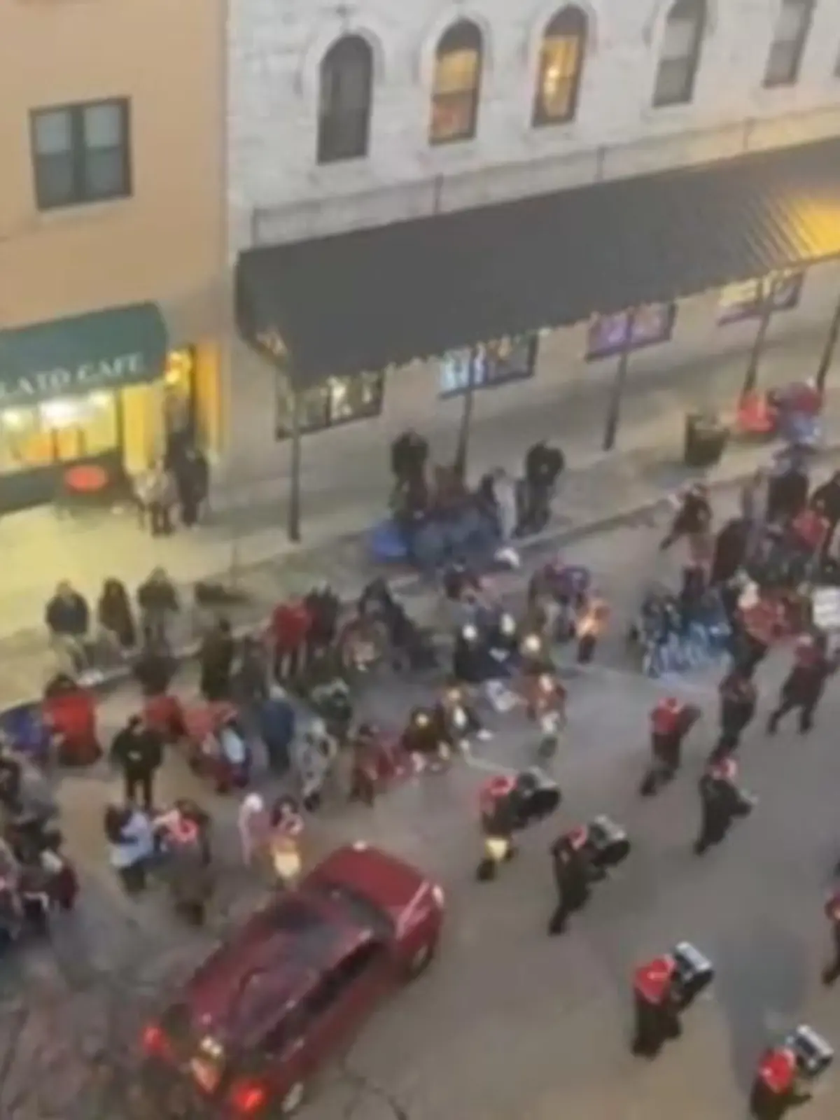 Bild zu: "SUV rast in US-Parade"