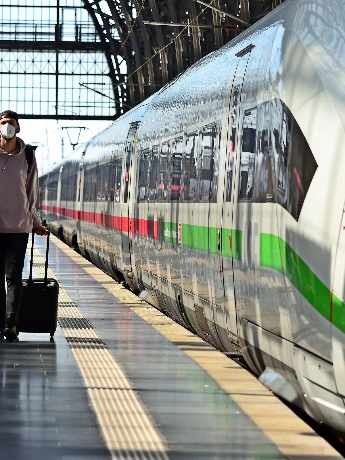Bahnstreik am 4. September 2021. Bundesweit ist der Bahnverkehr im Fern- und Regionalverkehr massiv eingeschränkt. Im Bild, Bahnreisende am Frankfurter Hauptbahnhof.
