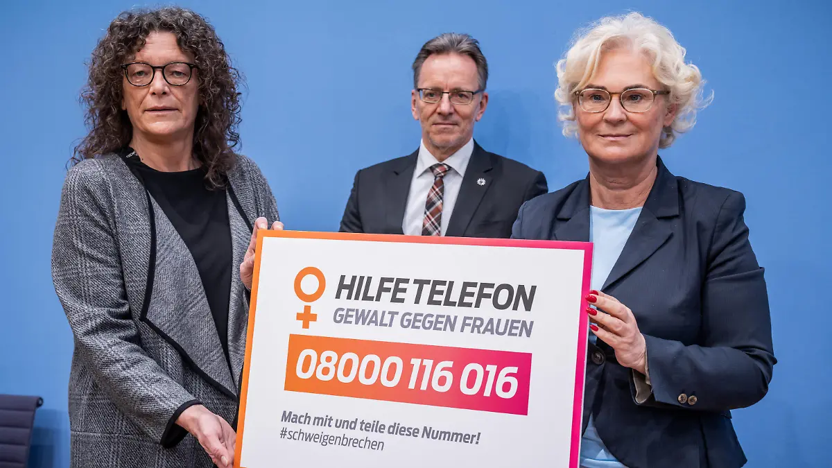 Christine Lambrecht (SPD, r) geschäftsführende Frauen- und Familienministerin, Petra Söchting, Leiterin des Hilfetelefons "Gewalt gegen Frauen", und Holger Münch, Präsident des BKA, zeigen bei der Pressekonferenz zur kriminalistischen Auswertung zur Partnerschaftsgewalt die Telefonnummer vom «Hilfetelefon Gewalt gegen Frauen».
