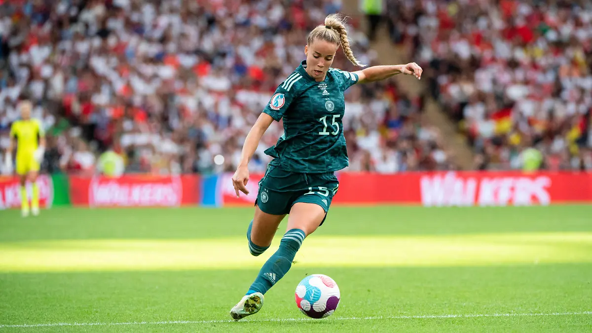 Giulia Gwinn Deutschland 15 am Ball, GBR, England vs. Deutschland, Fussball UEFA Womens EURO 2022, 31.07.2022, Finale GBR, England vs. Deutschland, Fussball UEFA Womens EURO 2022, 31.07.2022, Finale London *** Giulia Gwinn Germany 15 on the ball, GBR, England vs Germany, Football UEFA Womens EURO 2022, 31 07 2022, Final GBR, England vs Germany, Football UEFA Womens EURO 2022, 31 07 2022, Final London Copyright: xEibner/Memmlerx EP_MMR