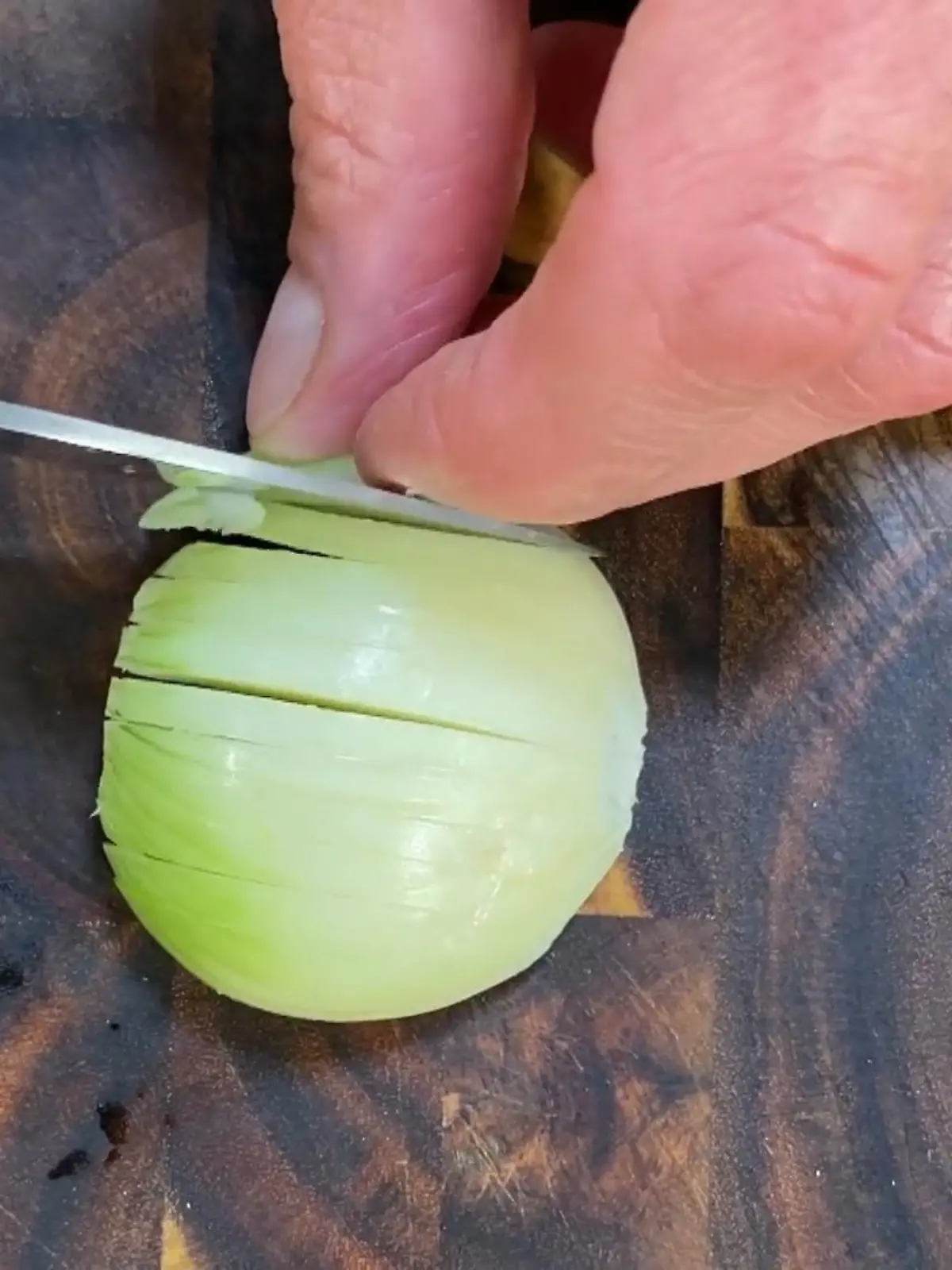 Zwiebeln schneiden wie der Henssler