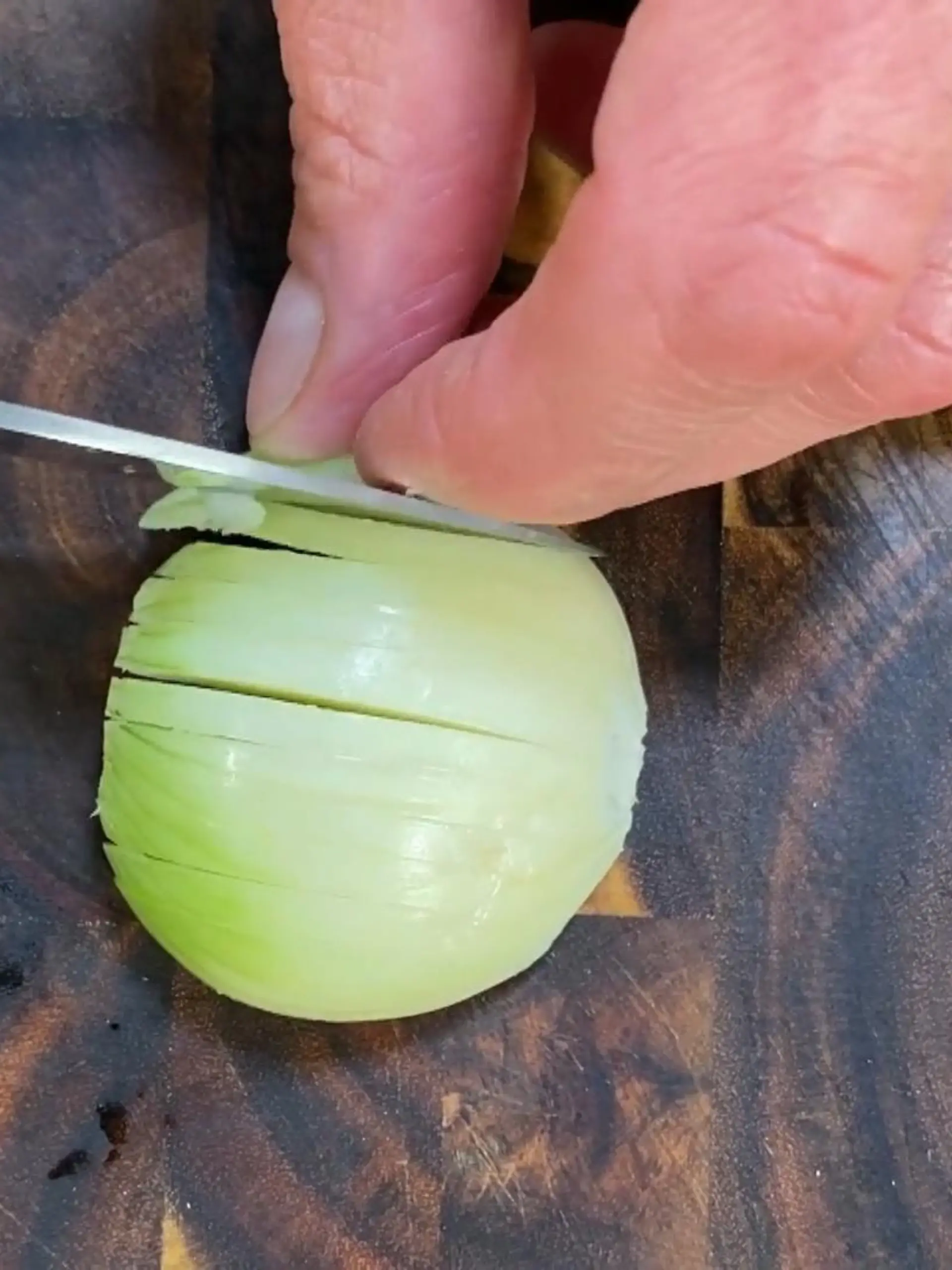 Zwiebeln schneiden wie der Henssler