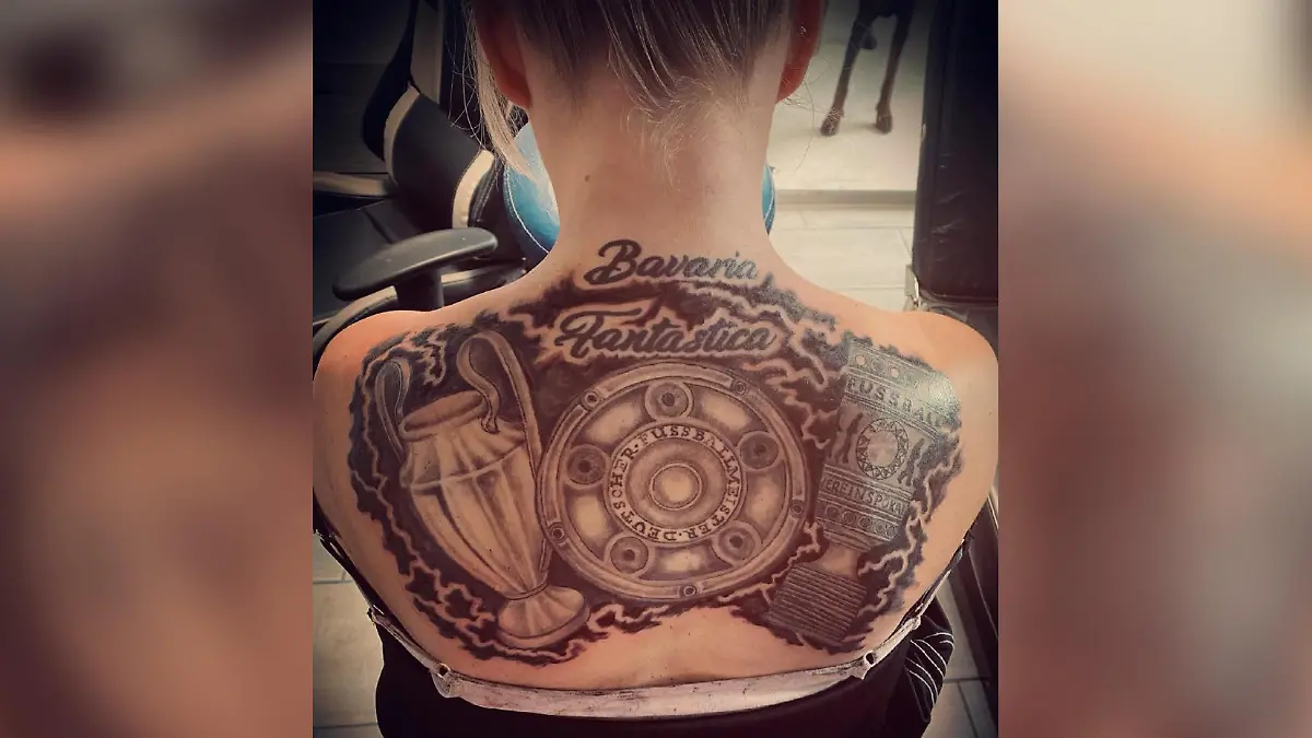 Franzi hat die Pokale auf ihrem Rücken tätowiert.