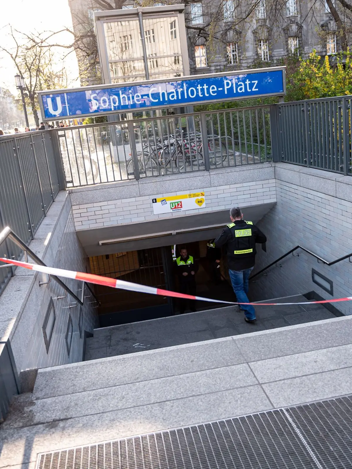 Bild zu: "Berliner U-Bahn-Angreifer nach Polizeischüssen gestorben"