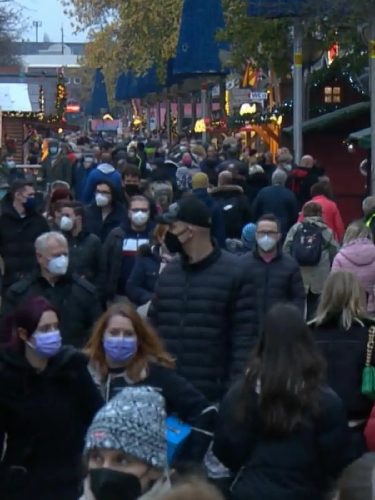 Menschen schieben sich durch die volle Duisburger Innenstadt
