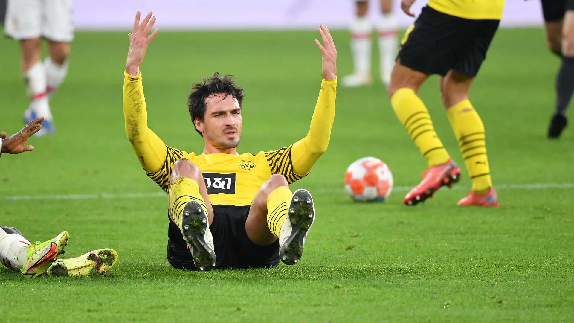  Mats Hummels Borussia Dortmund 20.11.2021, Fussball GER, Saison 2021 2022, 1. Bundesliga, 12. Spieltag, Borussia Dortmund - VfB Stuttgart, Foto: Maik Hölter/TEAM2sportphoto ***DFL regulations prohibit any use of photographs as image sequences and/or quasi-video.*** Dortmund Nordrhein Westfalen Deutschland *** Mats Hummels Borussia Dortmund 20 11 2021, Football GER, Season 2021 2022, 1 Bundesliga, 12 Matchday, Borussia Dortmund VfB Stuttgart, Photo Maik Hölter TEAM2sportphoto DFL regulations prohibit any use of photographs as image sequences and or quasi video Dortmund Nordrhein Westfalen Germany Team2