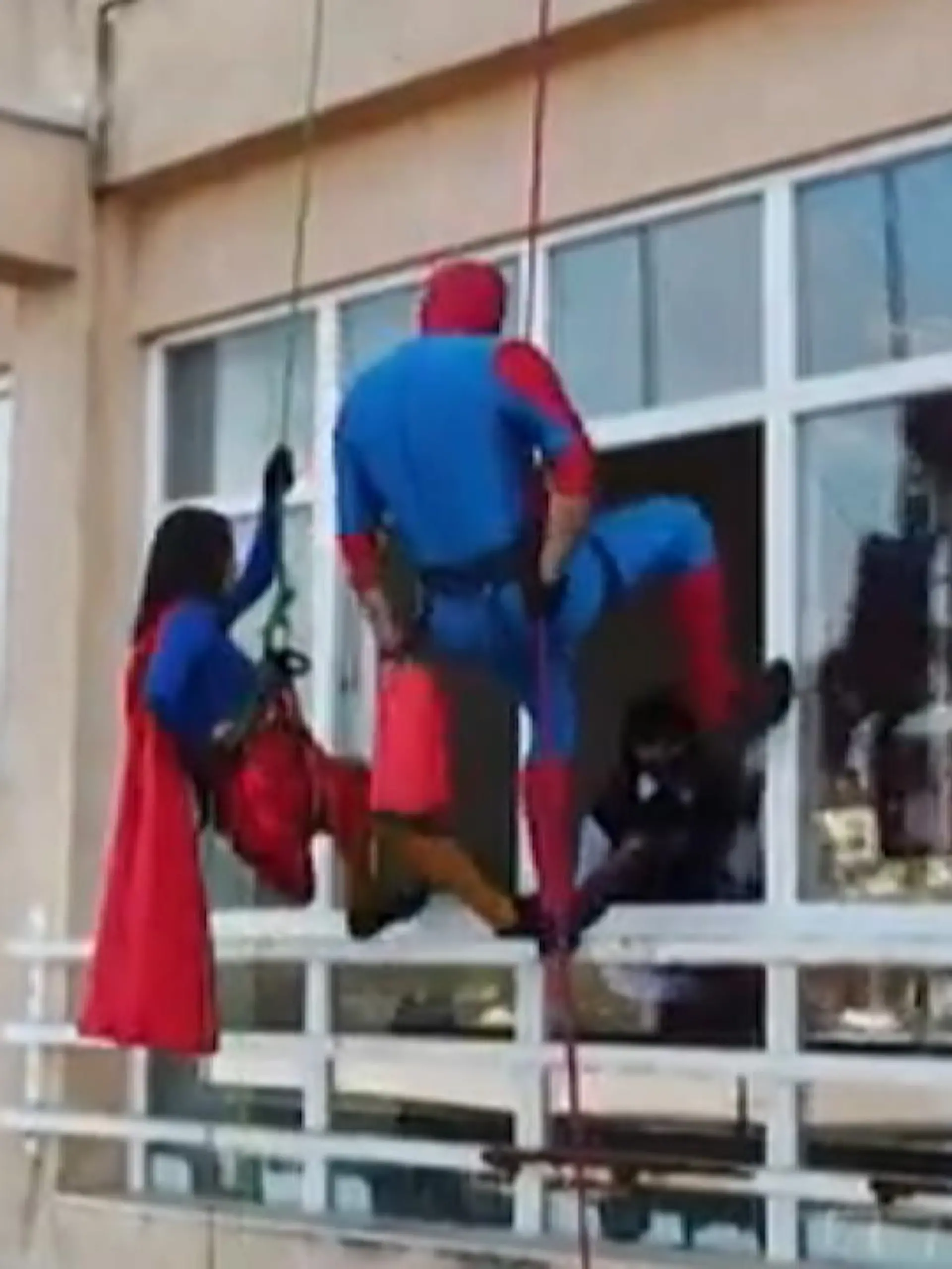 In Pristina im Kosovo verkleiden sich professionelle Kletterer einmal im Jahr als Superhelden, um anschließend an den Fenstern einer Kinderklinik eine Show zu bieten.
