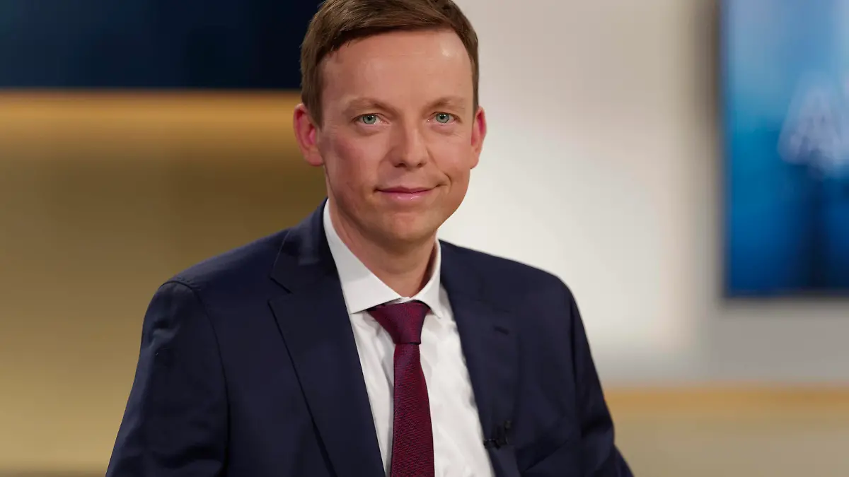 Tobias Hans bei Anne Will 2021-11-19, Deutschland, Berlin - Tobias Hans CDU, Ministerpräsident des Saarlands, zu Gast bei Anne Will im Ersten Deutschen Fernsehen. Thema der Politiktalk-Runde in der ARD: Die Corona-Notlage - Kann Deutschland die vierte Welle noch brechen *** Tobias Hans at Anne Will 2021 11 19, Germany, Berlin Tobias Hans CDU , Minister President of the Saarland, as a guest at Anne Will in the First German Television Topic of the Politiktalk round in the ARD The Corona emergency Can Germany still break the fourth wave