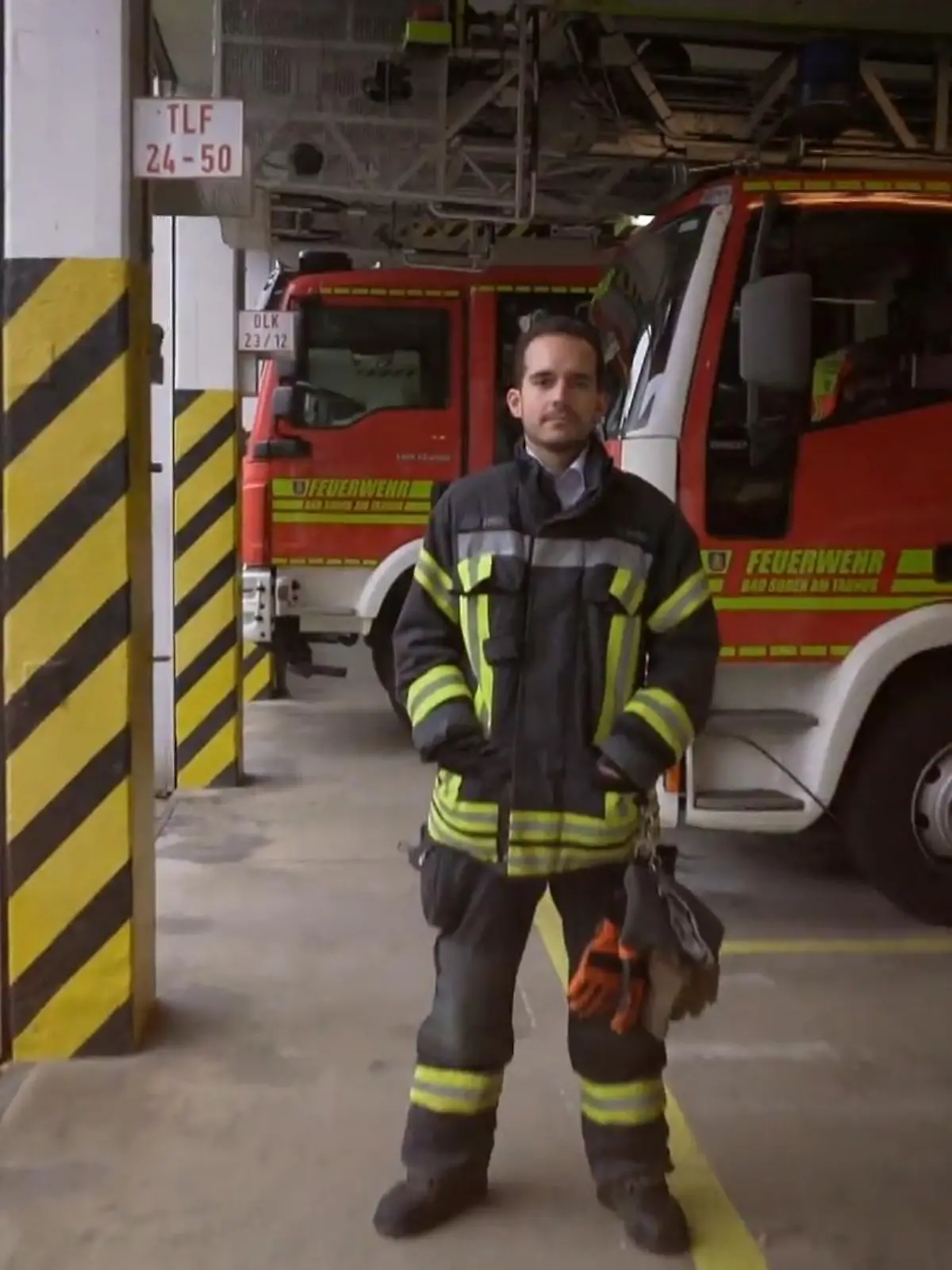 Fast jeder dritte, der für die Feuerwehr – ob hauptberuflich oder freiwillig – tätig ist, leidet unter den Erlebnissen am Einsatzort. Feuer löschen unter Lebensgefahr, Konfrontation mit Leichen, ständig auf Abruf – die psychische Belastung ist immens für die Einsatzkräfte. Kann man sich darauf vorbereiten und posttraumatische Belastungsstörungen vermeiden? Ja, sagt ein Ex-Feuerwehrmann aus Bad Soden (Hessen) – mehr zu seinem Projekt im Video!