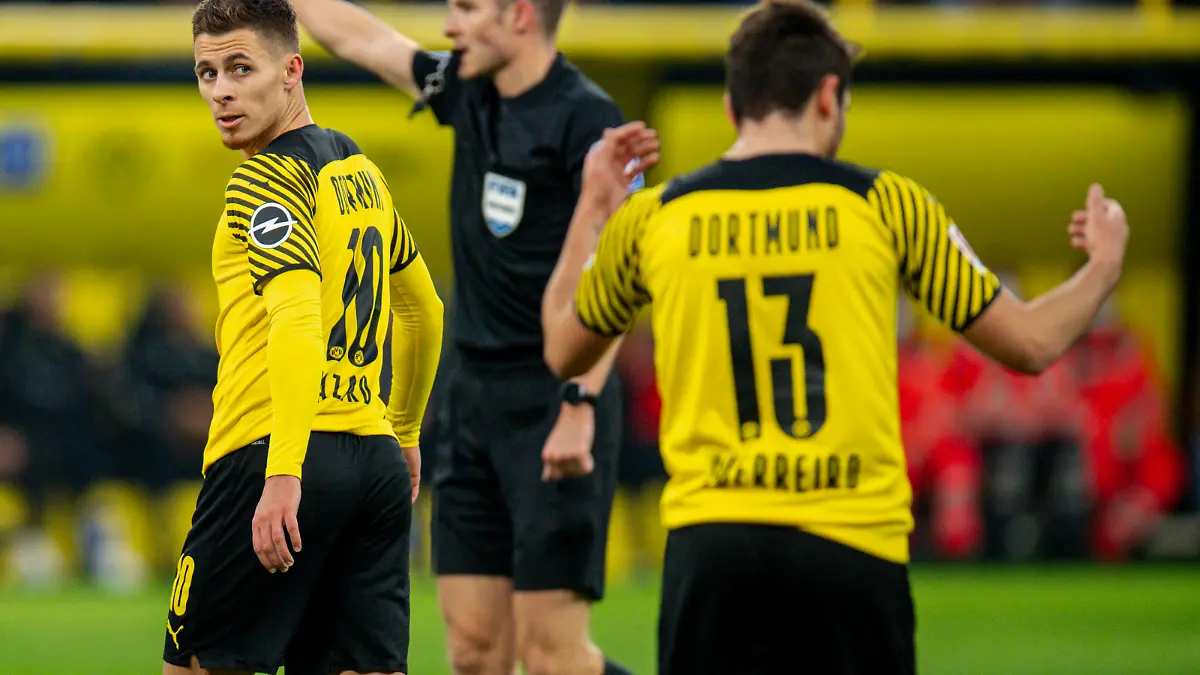 Fußball: 1. Bundesliga, 12. Spieltag, Borussia Dortmund - VfB Stuttgart am 20.11.2021 im Signal-Iduna-Park in Dortmund Nordrhein-Westfalen. Dortmund s Thorgan Hazard Dortmund s Raphael Guerreiro Enttäuschung, Mimik, DFL REGULATIONS PROHIBIT ANY USE OF PHOTOGRAPHS AS IMAGE SEQUENCES AND/OR QUASI-VIDEO. Editorial Use ONLY *** Football 1 Bundesliga, Matchday 12, Borussia Dortmund VfB Stuttgart on 20 11 2021 at Signal Iduna Park in Dortmund North Rhine Westphalia Dortmund s Thorgan Hazard Dortmund s Raphael Guerreiro disappointment, facial expressions, DFL REGULATIONS PROHIBIT ANY USE OF PHOTOGRAPHS AS IMAGE SEQUENCES AND OR QUASI VIDEO Editorial Use ONLY Copyright: xChristopherxNeundorfx