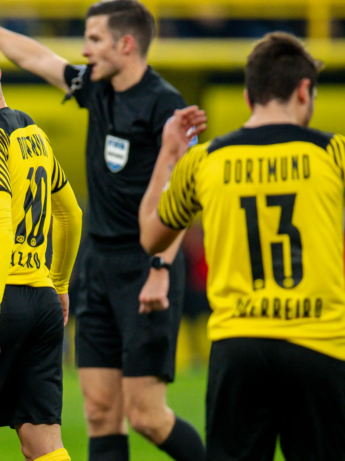  Fußball: 1. Bundesliga, 12. Spieltag, Borussia Dortmund - VfB Stuttgart am 20.11.2021 im Signal-Iduna-Park in Dortmund Nordrhein-Westfalen. Dortmund s Thorgan Hazard Dortmund s Raphael Guerreiro Enttäuschung, Mimik, DFL REGULATIONS PROHIBIT ANY USE OF PHOTOGRAPHS AS IMAGE SEQUENCES AND/OR QUASI-VIDEO. Editorial Use ONLY *** Football 1 Bundesliga, Matchday 12, Borussia Dortmund VfB Stuttgart on 20 11 2021 at Signal Iduna Park in Dortmund North Rhine Westphalia Dortmund s Thorgan Hazard Dortmund s Raphael Guerreiro disappointment, facial expressions, DFL REGULATIONS PROHIBIT ANY USE OF PHOTOGRAPHS AS IMAGE SEQUENCES AND OR QUASI VIDEO Editorial Use ONLY Copyright: xChristopherxNeundorfx