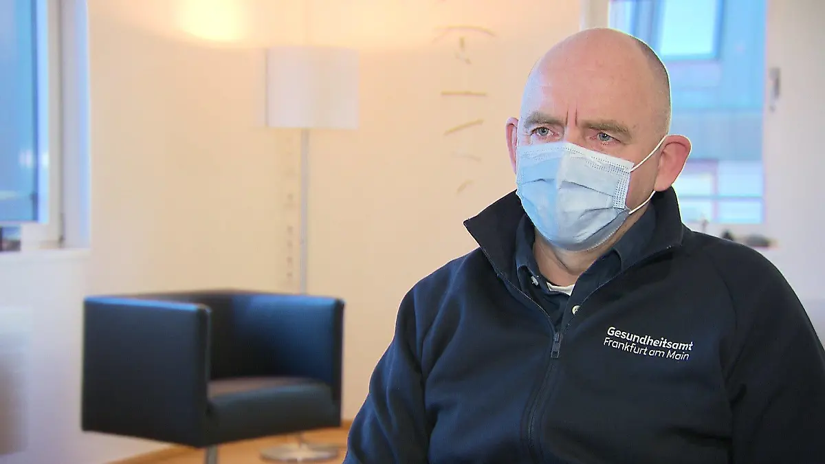 Peter Tinnemann, Leiter des Gesundheitsamts Frankfurt a.M., und seine Mitarbeiter müssen seit fast zwei Jahre "nur Corona machen".