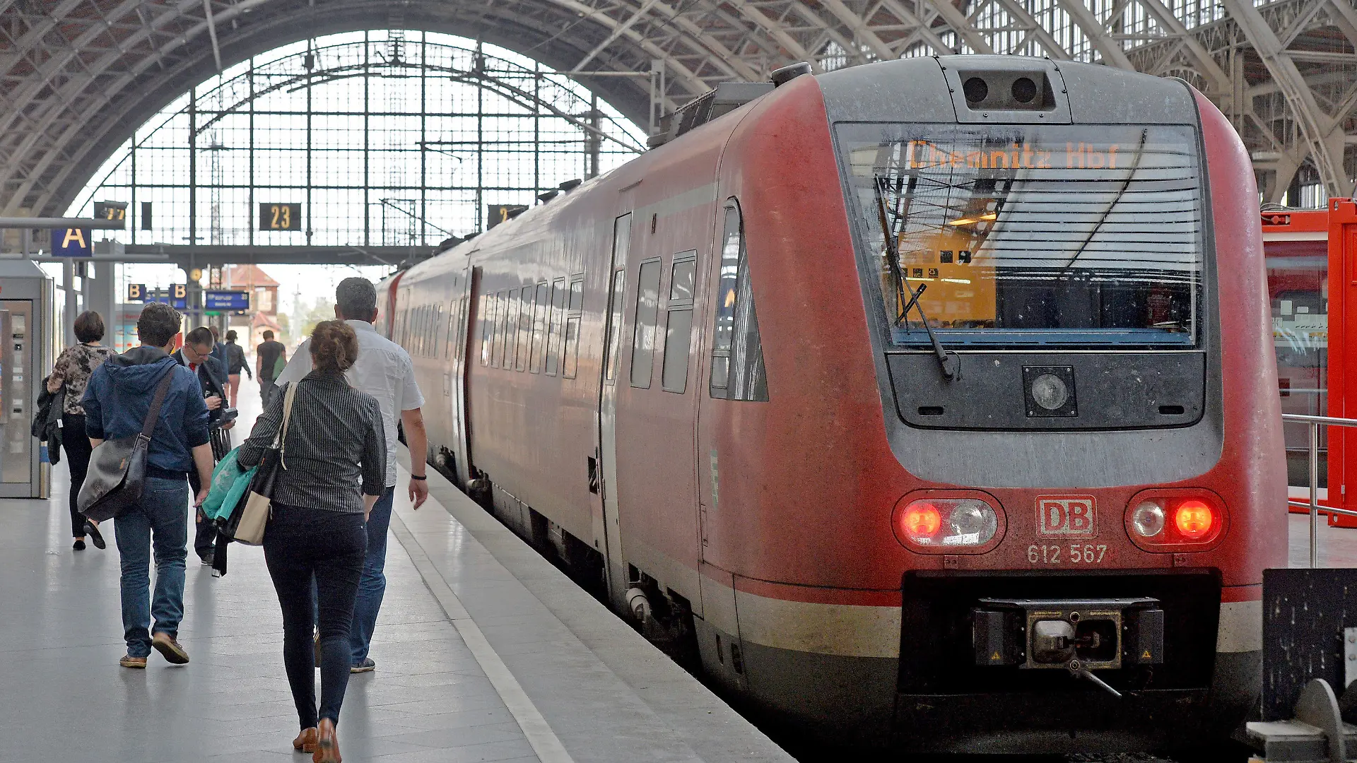 Ein Regionalexpress der Bahn nach Chemnitz wartet am 29.09.2014 im Hauptbahnhof in Leipzig (Sachsen) auf die Abfahrt. Nach viertägiger Sperrung rollen am Leipziger Hauptbahnhof wieder Züge. Der Bahnhof war seit vergangenem Mittwoch für den Zugverkehr gesperrt. Grund war die Inbetriebnahme neu gebauter Gleise, um den Knotenpunkt in die neue ICE-Trasse nach ü nchen einzubinden. Foto: Hendrik Schmidt/dpa +++(c) dpa - Bildfunk+++