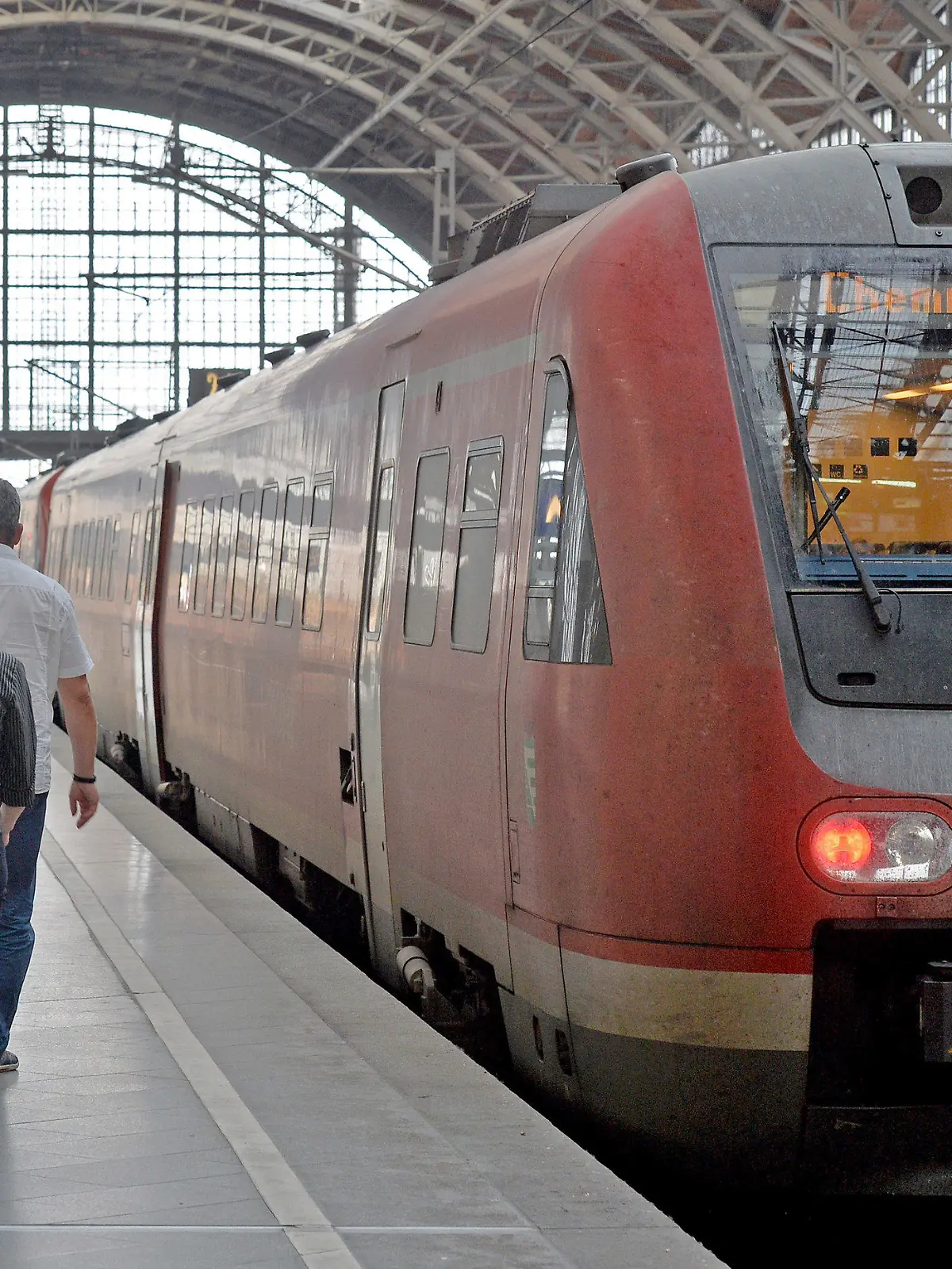 Ein Regionalexpress der Bahn nach Chemnitz wartet am 29.09.2014 im Hauptbahnhof in Leipzig (Sachsen) auf die Abfahrt. Nach viertägiger Sperrung rollen am Leipziger Hauptbahnhof wieder Züge. Der Bahnhof war seit vergangenem Mittwoch für den Zugverkehr gesperrt. Grund war die Inbetriebnahme neu gebauter Gleise, um den Knotenpunkt in die neue ICE-Trasse nach ü nchen einzubinden. Foto: Hendrik Schmidt/dpa +++(c) dpa - Bildfunk+++