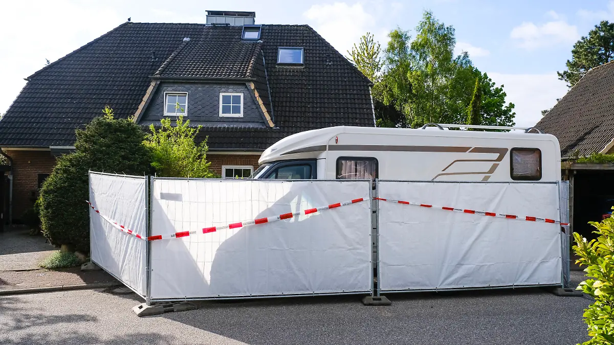 20.05.2021, Schleswig-Holstein, Dänischenhagen: Ein Absperrzaun umgibt das Haus, in dem am 19.05.2021 zwei Tote gefunden wurden. In dem Ort bei Kiel sind in einer Doppelhaushälfte zwei Menschen getötet worden. Foto: Frank Molter/dpa +++ dpa-Bildfunk +++
