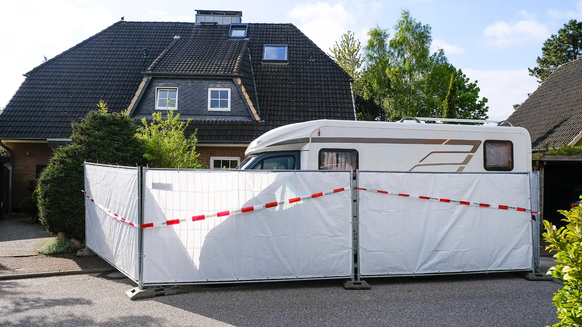 20.05.2021, Schleswig-Holstein, Dänischenhagen: Ein Absperrzaun umgibt das Haus, in dem am 19.05.2021 zwei Tote gefunden wurden. In dem Ort bei Kiel sind in einer Doppelhaushälfte zwei Menschen getötet worden. Foto: Frank Molter/dpa +++ dpa-Bildfunk +++