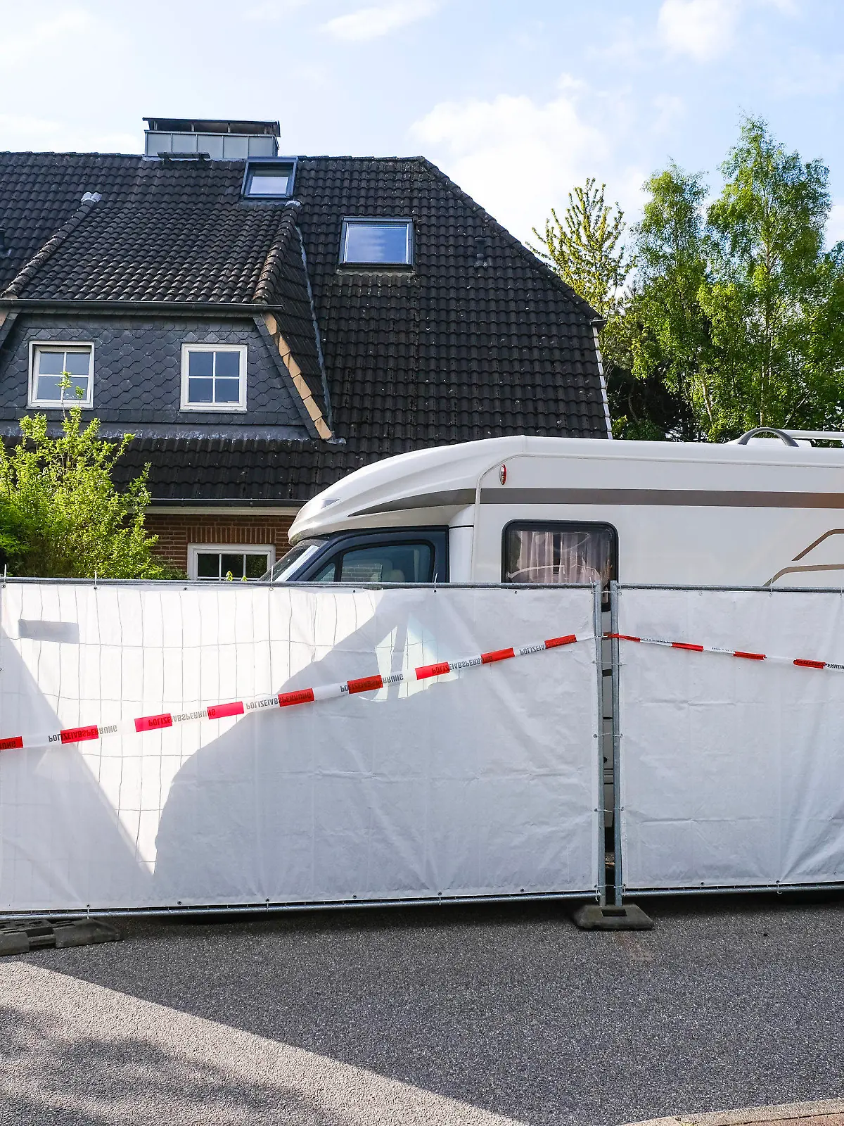 20.05.2021, Schleswig-Holstein, Dänischenhagen: Ein Absperrzaun umgibt das Haus, in dem am 19.05.2021 zwei Tote gefunden wurden. In dem Ort bei Kiel sind in einer Doppelhaushälfte zwei Menschen getötet worden. Foto: Frank Molter/dpa +++ dpa-Bildfunk +++