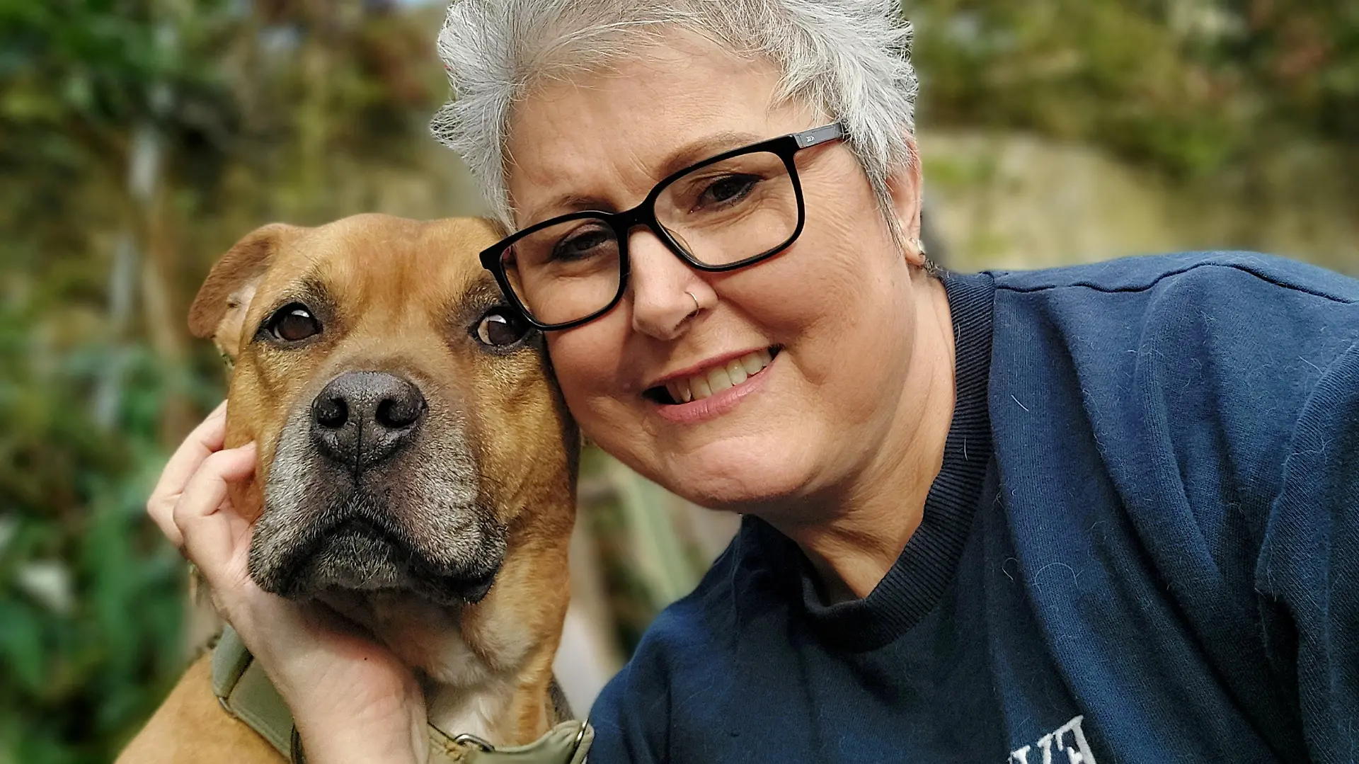 SONDERKONDITIONEN: Satzpreis!
Karen Ethier and Louie. See SWNS story SWFTcancer. A woman who saved a three-legged rescue dog says the pooch 'saved her' too - after it alerted her to a lump that turned out to be aggressive breast cancer. Karen Ethier, 55, was diagnosed with stage three triple negative breast cancer after her rescue hound, Louie, kept 'headbutting and nuzzling' her chest. The animal lover took herself to the GP where she received the shock diagnosis in October 2020 - undergoing intense chemotherapy, radiotherapy, and surgery. Karen fell in love with Louie - a mastiff and Staffordshire bull terrier cross - when she spotted him in the Bath Cats and Dogs Home, Somerset, in 2014 - after he had to have his leg amputated from neglect.