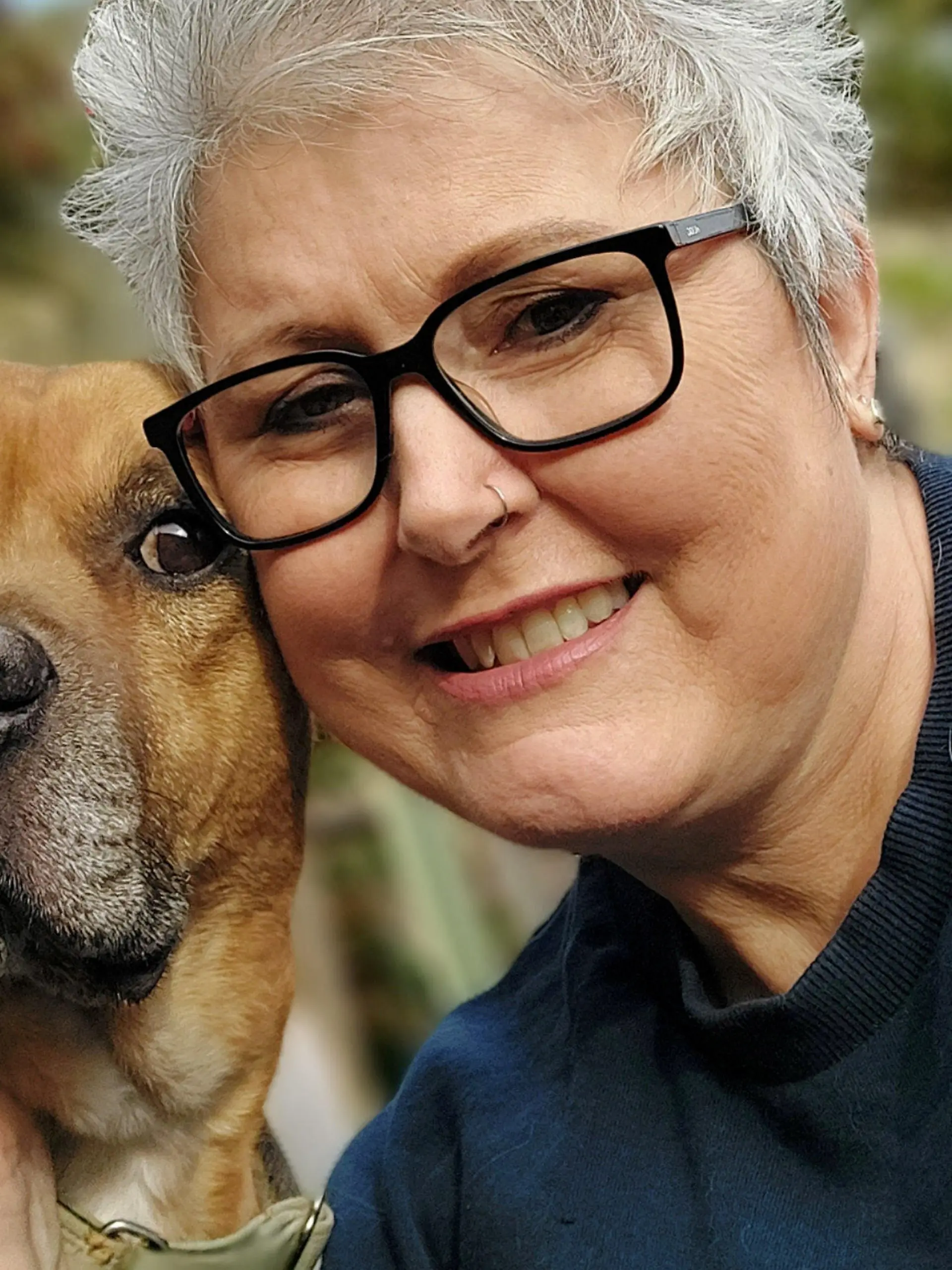 SONDERKONDITIONEN: Satzpreis!
 
Karen Ethier and Louie. See SWNS story SWFTcancer. A woman who saved a three-legged rescue dog says the pooch 'saved her' too - after it alerted her to a lump that turned out to be aggressive breast cancer. Karen Ethier, 55, was diagnosed with stage three triple negative breast cancer after her rescue hound, Louie, kept 'headbutting and nuzzling' her chest. The animal lover took herself to the GP where she received the shock diagnosis in October 2020 - undergoing intense chemotherapy, radiotherapy, and surgery. Karen fell in love with Louie - a mastiff and Staffordshire bull terrier cross - when she spotted him in the Bath Cats and Dogs Home, Somerset, in 2014 - after he had to have his leg amputated from neglect. 