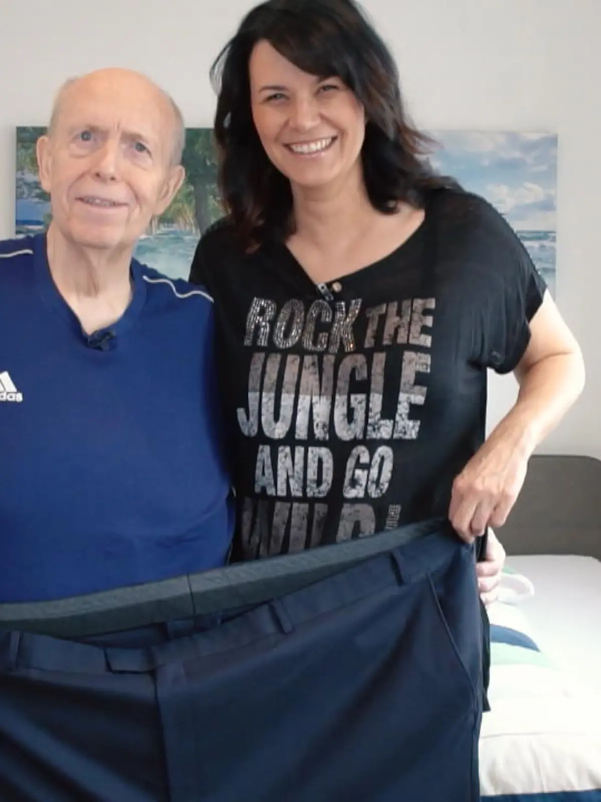 Gut gelaunt und kugelrund: So kannten wir unsere Fußball-Manager-Legende Reiner Calmund. Satte 172 Kilo brachte er einmal auf die Waage. Jetzt ist davon aber nicht mehr viel übrig - Calli ist kaum wiederzuerkennen, hat sich quasi halbiert. Und das in anderthalb Jahren! Statt jeder Menge Zuspruch gibt es aber auch viele Menschen, die sein neues Ich nicht so toll finden. Im Video erzählen Calli und seine Frau uns, wie cool sie auf die Hater reagieren - und klar: Wir sind mit ihm noch einmal auf die Waage gestiegen.