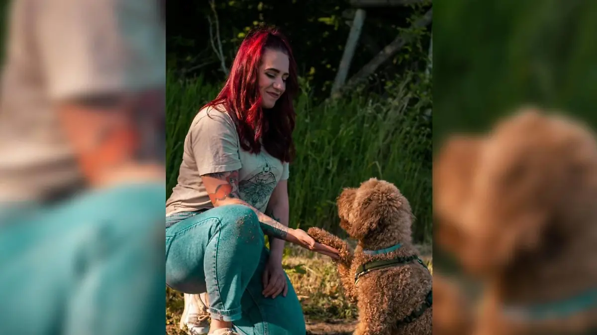 Laura Pötschke mit ihrem Hund.