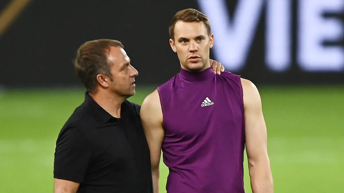 Manuel Neuer und Trainer Hansi Flick (Deutschland). GES/ Fussball/ WM Qualifikation: Deutschland - Armenien, 05.09.2021 Football / Soccer: WC qualifier: Germany vs Armenia, Stuttgart, September 5, 2021