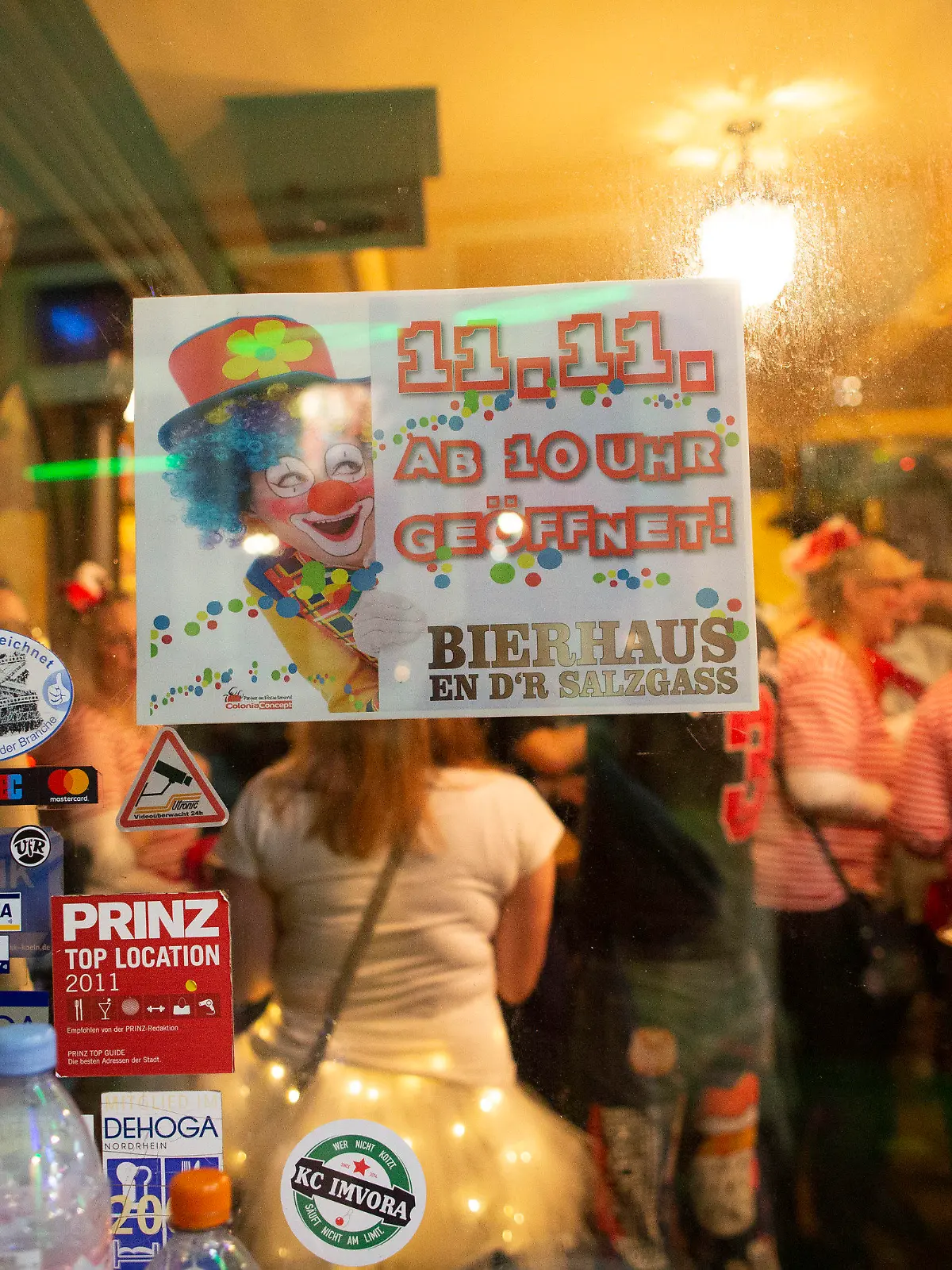 11.11.2021, Nordrhein-Westfalen, Köln: Karnevalisten feiern in den Straßen der Kölner Altstadt in den Abend hinein. Der 11.11. wird dieses Jahr wieder unter Corona-Bedingungen in Präsenz gefeiert. Allerdings gilt das in den Karnevalshochburgen Köln und Düsseldorf nur für Geimpfte und Genesene. Foto: Thomas Banneyer/dpa +++ dpa-Bildfunk +++