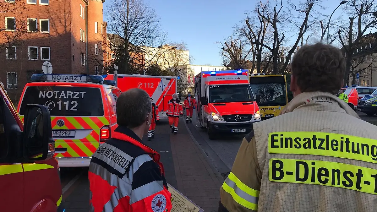 Bildunterschrift: Verkehrsunfall mit Bus
Bildnachweis: Feuerwehr Bremerhaven