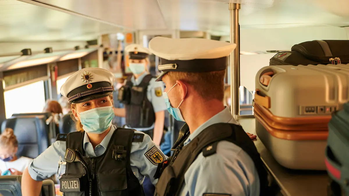 ARCHIV - 05.08.2020, Berlin: Beamte der Bundespolizei und Mitarbeiter der DB Sicherheit gehen durch einem IC kurz vor dem Berliner Hauptbahnhof und kontrollieren, ob die coronabedingte Maskenpflicht eingehalten wird. (zu dpa "Bundespolizei meldet 658 Maskenverweigerer an Gesundheitsämter") Foto: Annette Riedl/dpa +++ dpa-Bildfunk +++