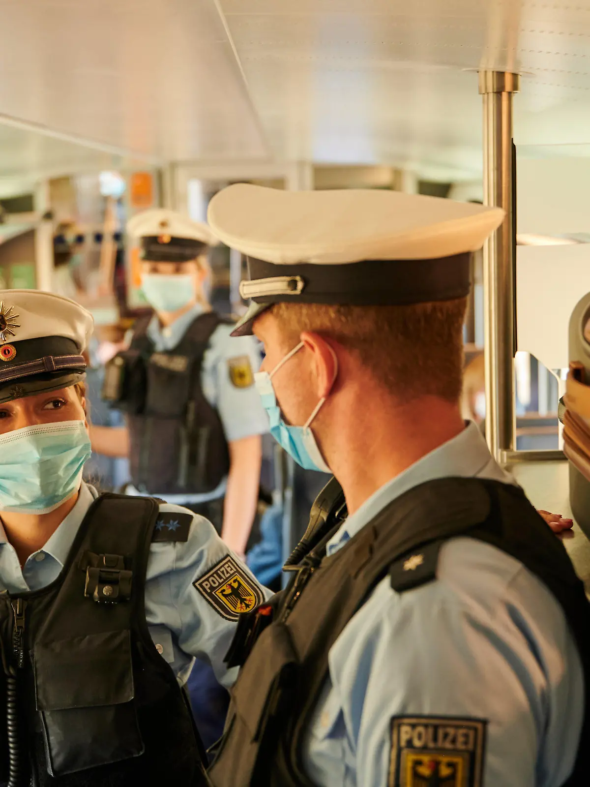 ARCHIV - 05.08.2020, Berlin: Beamte der Bundespolizei und Mitarbeiter der DB Sicherheit gehen durch einem IC kurz vor dem Berliner Hauptbahnhof und kontrollieren, ob die coronabedingte Maskenpflicht eingehalten wird. (zu dpa "Bundespolizei meldet 658 Maskenverweigerer an Gesundheitsämter") Foto: Annette Riedl/dpa +++ dpa-Bildfunk +++