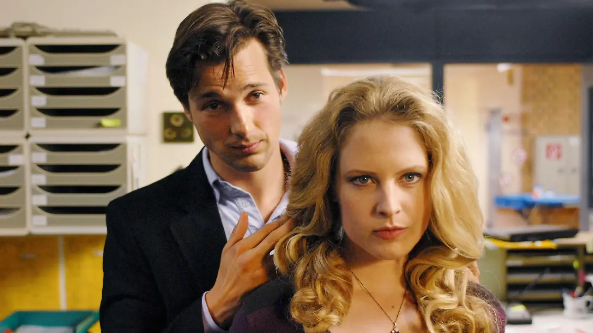 Marc (Florian David Fitz) öffnet Gretchens (Diana Amft) Hochsteckfrisur und schaut sie dabei im Spiegel an - dabei sehen sie für einen Moment aus wie ein Paar...# Foto: RTL/ Bajo