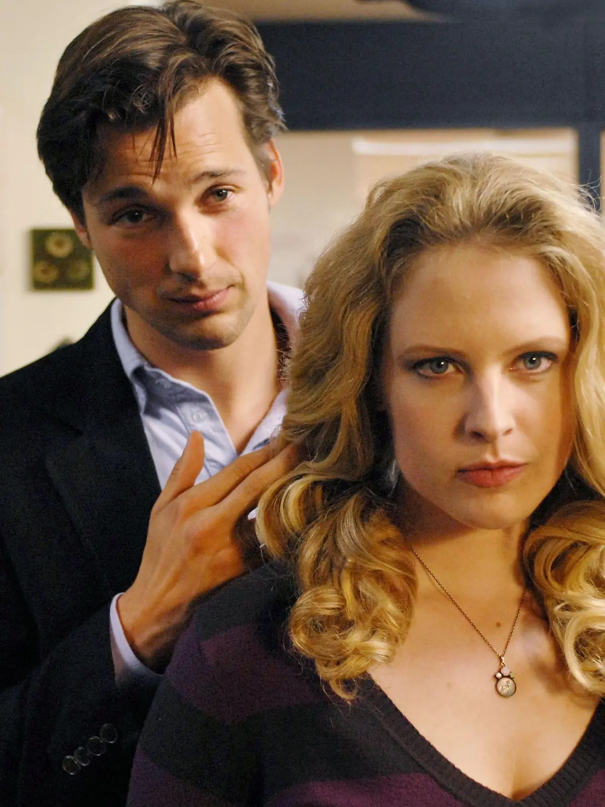 Marc (Florian David Fitz) öffnet Gretchens (Diana Amft) Hochsteckfrisur und schaut sie dabei im Spiegel an - dabei sehen sie für einen Moment aus wie ein Paar...# Foto: RTL/ Bajo