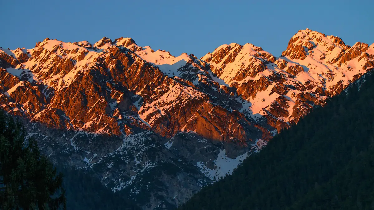 Karwendel im Abendlicht, Oesterreich, Tirol, Zirler Wald Karwendel mountain range in afterglow, Austria, Tyrol, Zirler Wald BLWS512237 Copyright: xblickwinkel/W.xWillnerx