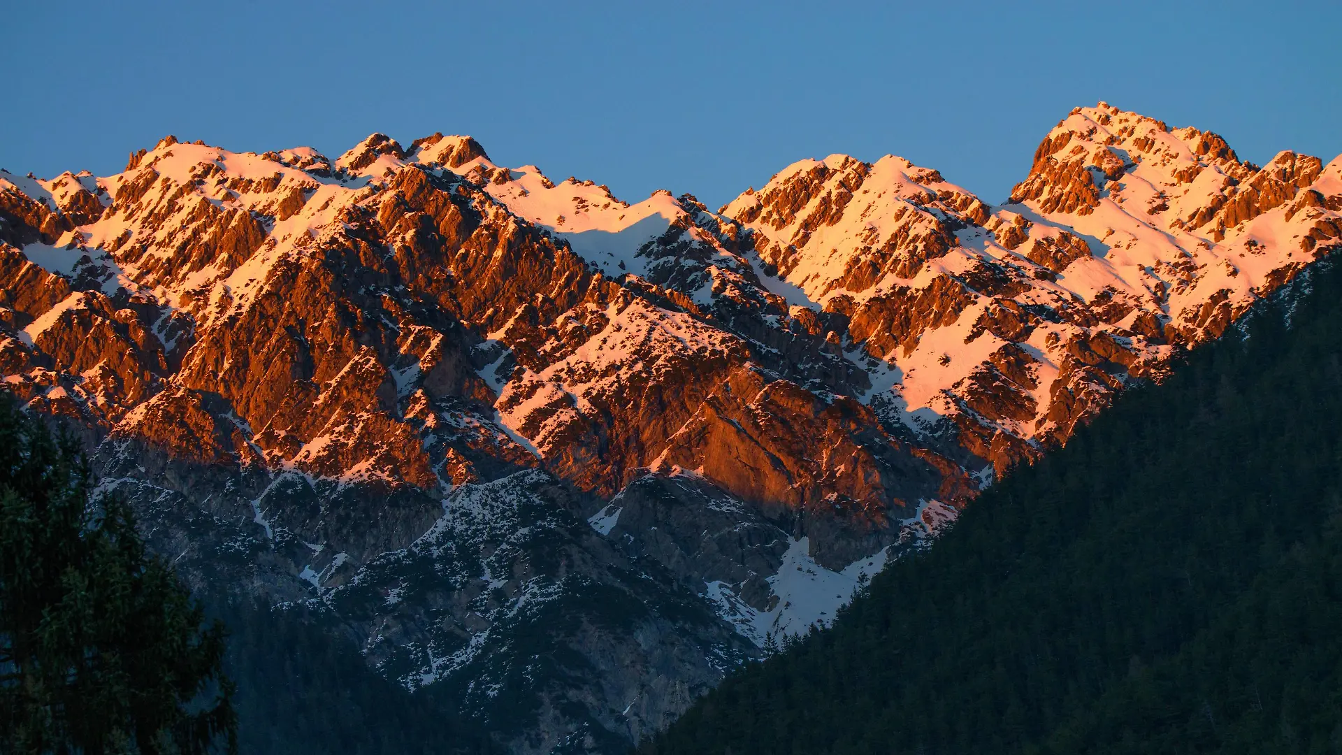 Karwendel im Abendlicht, Oesterreich, Tirol, Zirler Wald Karwendel mountain range in afterglow, Austria, Tyrol, Zirler Wald BLWS512237 Copyright: xblickwinkel/W.xWillnerx