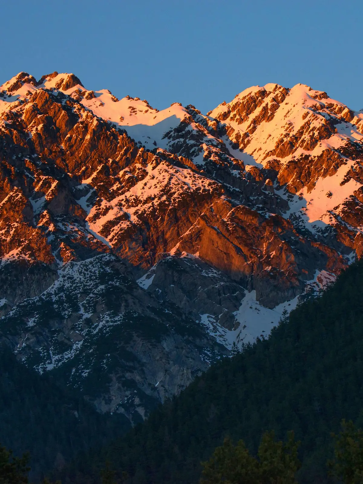 Karwendel im Abendlicht, Oesterreich, Tirol, Zirler Wald Karwendel mountain range in afterglow, Austria, Tyrol, Zirler Wald BLWS512237 Copyright: xblickwinkel/W.xWillnerx  