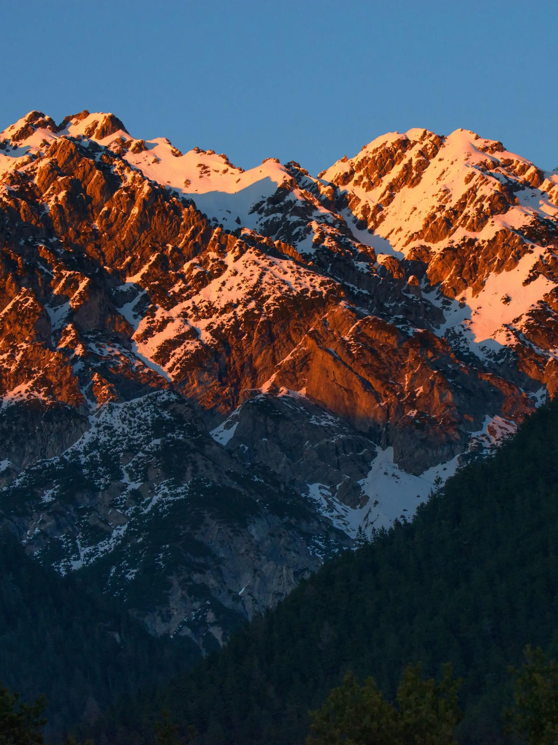 Karwendel im Abendlicht, Oesterreich, Tirol, Zirler Wald Karwendel mountain range in afterglow, Austria, Tyrol, Zirler Wald BLWS512237 Copyright: xblickwinkel/W.xWillnerx  
