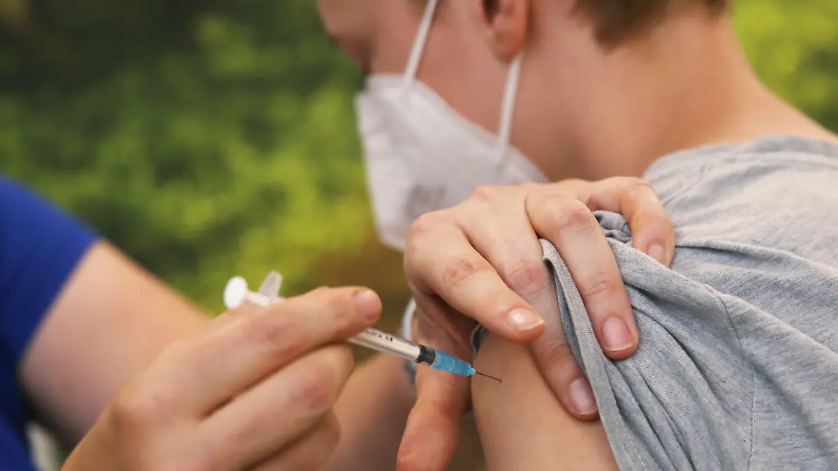 ARCHIV - 09.06.2021, Nordrhein-Westfalen, Viersen: Eine Kinderärztin impft einen Jungen mit dem Corona-Impfstoff Comirnaty von Biontech-Pfizer. Die Ständige Impfkommission (Stiko) spricht sich für Corona-Impfungen für alle Kinder und Jugendlichen ab zwölf Jahren aus. (zu dpa «Impfkommission spricht sich für Corona-Impfung für alle ab 12 aus») Foto: David Young/dpa +++ dpa-Bildfunk +++