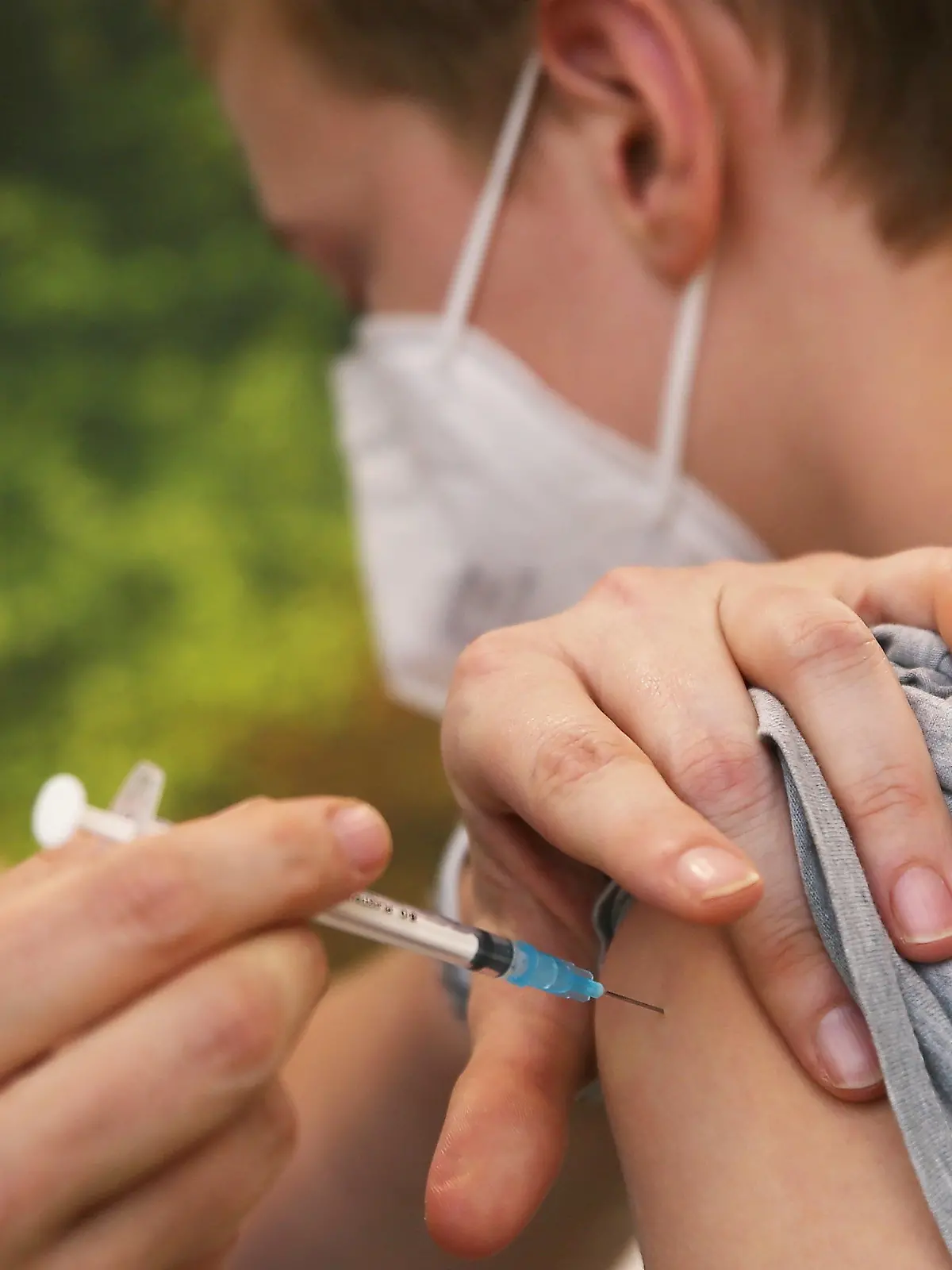 ARCHIV - 09.06.2021, Nordrhein-Westfalen, Viersen: Eine Kinderärztin impft einen Jungen mit dem Corona-Impfstoff Comirnaty von Biontech-Pfizer. Die Ständige Impfkommission (Stiko) spricht sich für Corona-Impfungen für alle Kinder und Jugendlichen ab zwölf Jahren aus. (zu dpa «Impfkommission spricht sich für Corona-Impfung für alle ab 12 aus») Foto: David Young/dpa +++ dpa-Bildfunk +++