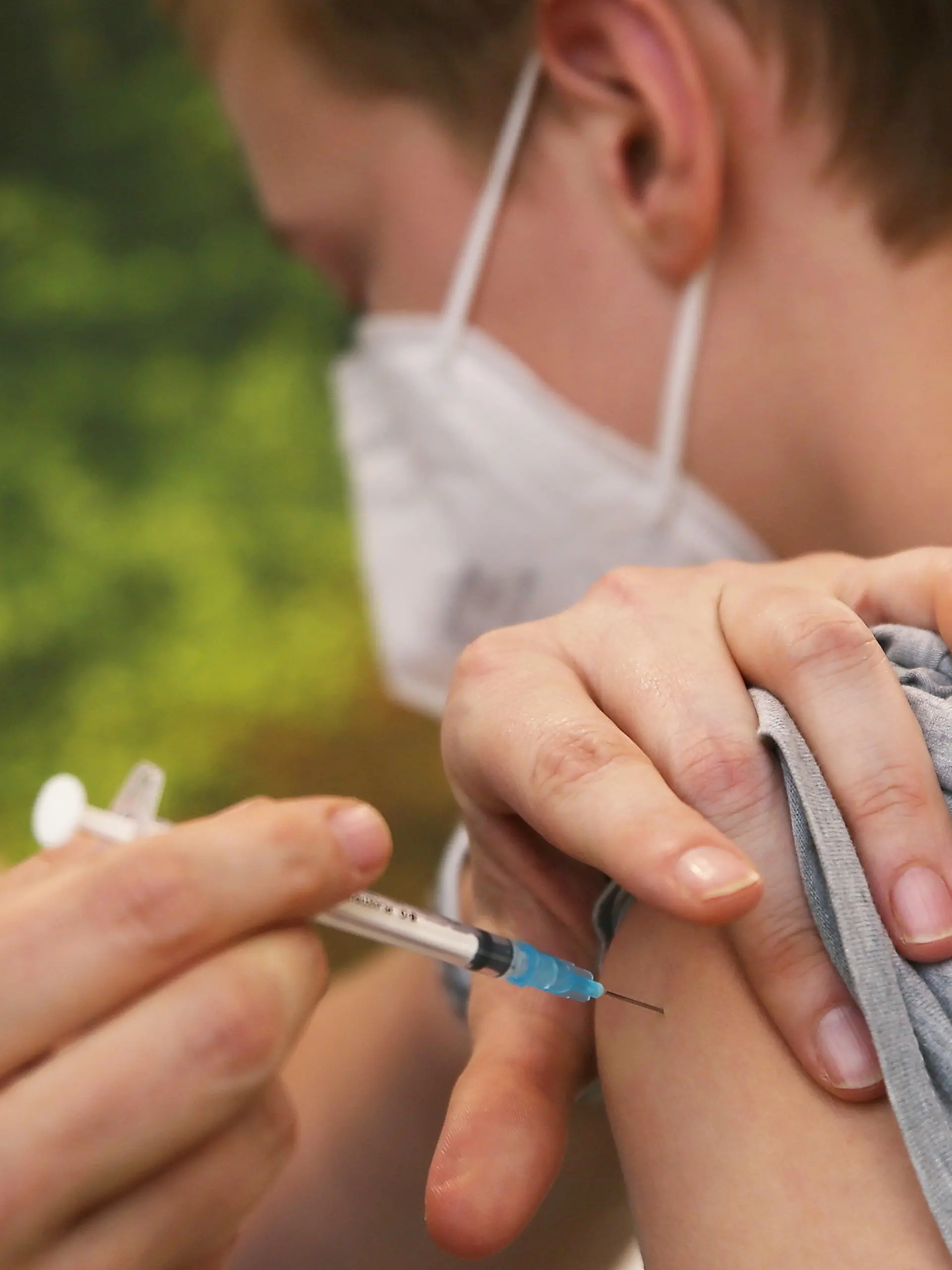 ARCHIV - 09.06.2021, Nordrhein-Westfalen, Viersen: Eine Kinderärztin impft einen Jungen mit dem Corona-Impfstoff Comirnaty von Biontech-Pfizer. Die Ständige Impfkommission (Stiko) spricht sich für Corona-Impfungen für alle Kinder und Jugendlichen ab zwölf Jahren aus. (zu dpa «Impfkommission spricht sich für Corona-Impfung für alle ab 12 aus») Foto: David Young/dpa +++ dpa-Bildfunk +++