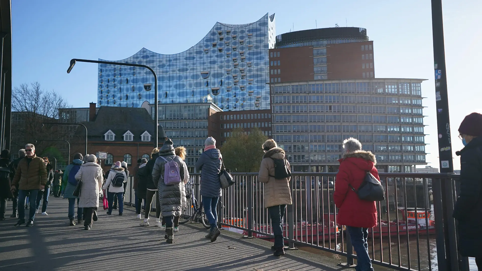 22.11.2021, Hamburg: Unzählige Menschen stehen in einer mehreren hundert Meter langen Schlange zur Impfaktion in der Elbphilharmonie an. Von der Elbphilharmonie bis fast zu den Landungsbrücken stehen die Menschen für die Impfung an. Neben Drittimpfungen werden auch Erst- und Zweitimpfungen angeboten. Verwendet werden bei der Aktion in Zusammenarbeit mit der Hamburger Sozialbehörde die Impfstoffe von Biontech, Moderna und Johnson & Johnson. Foto: Marcus Brandt/dpa +++ dpa-Bildfunk +++
