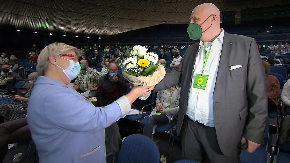 Sigrid Erfurth gratuliert dem Überraschungs-Gewinner Sebastian Schaub nach seiner Wahl zum Parteivorsitzenden.